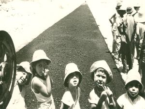 ילדי עין גדי בפתיחת הכביש לסדום - 1962