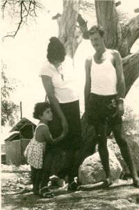 לוי, מרים ודפנה ליד הבית שלנו - 1962