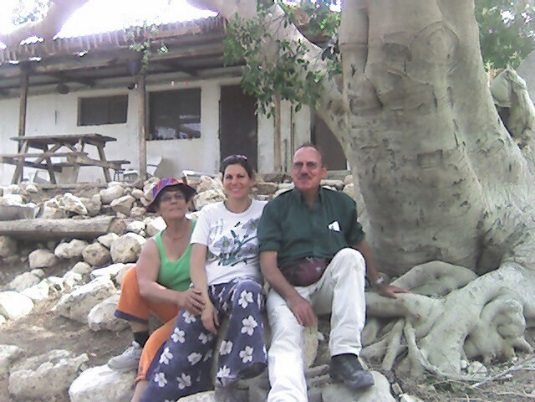 לוי, מרים ודפנה ליד הבית שלנו - 2007