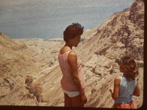 מרים ודפנה במצפה נחל ערוגות מעל המפל היבש , 1967 , מבט לעין גדי וים המלח .