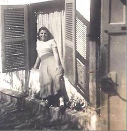 ציפי ליד הצריף בנורדיה, 1950