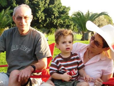 בן, סבא  צבי וסבתא טובה מבלים ביחד בפארק. 