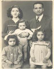 אוליביה, הילדה משמאל, עם משפחתה