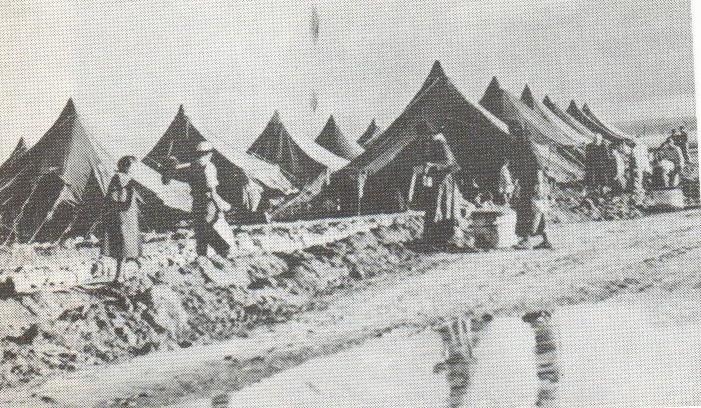 אוהלי מעברת קסטינה שקועים במים בחורף הקשה של 1951