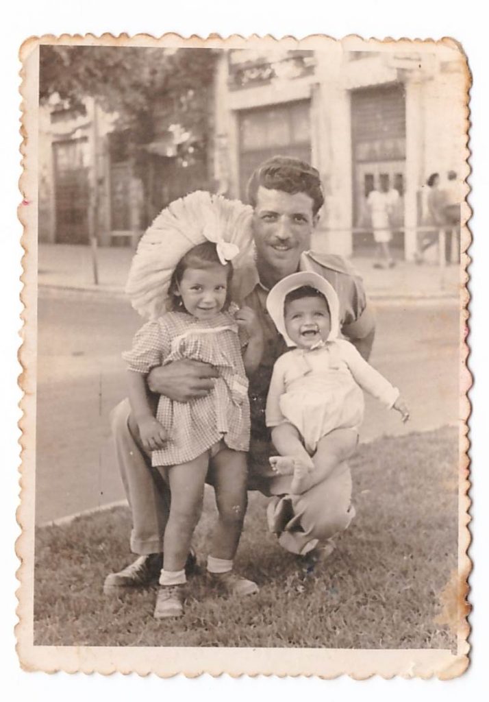 אבי אחותי ואני בכיכר המושבות בלת אביב