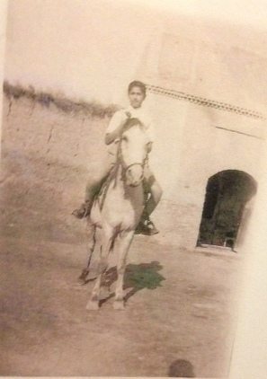 סבא אלי רוכב על הסוס שלו