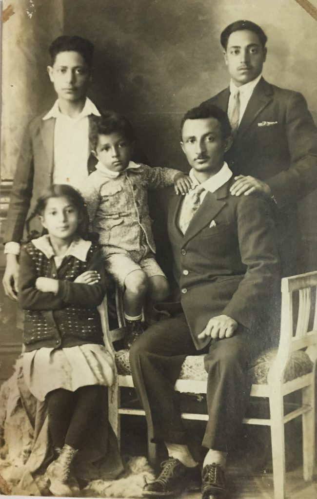 אני באמצע עם אבי ואחותי בשנת 1927