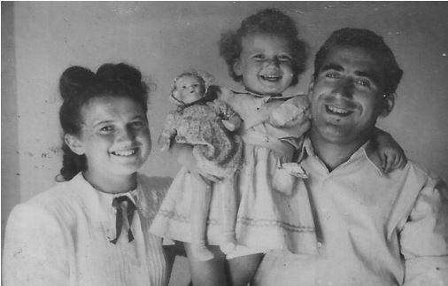 סבתא שרה בילדותה עם הוריה ואחיה רפי