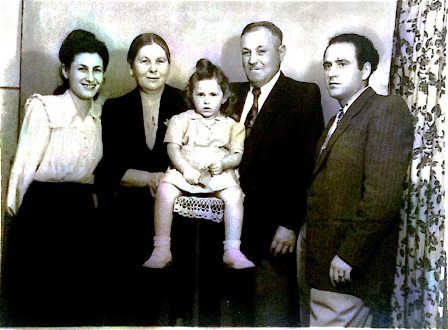 25 אפריל 1950:  צילום משפחתי ראשון עם אבי שהשתחרר מהבריגדה בצ'כיה