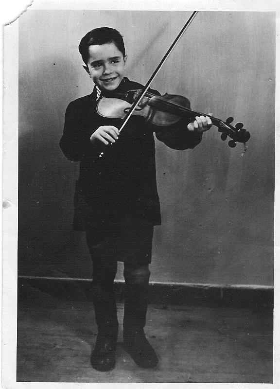 יעקב מנגן בכינור
