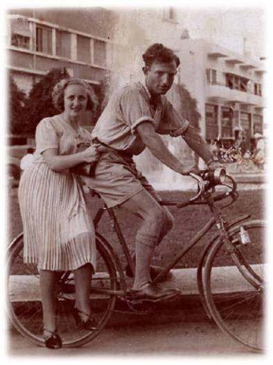 1940 יוסף ואלישבע בכיכר דיזנגוף בתל אביב