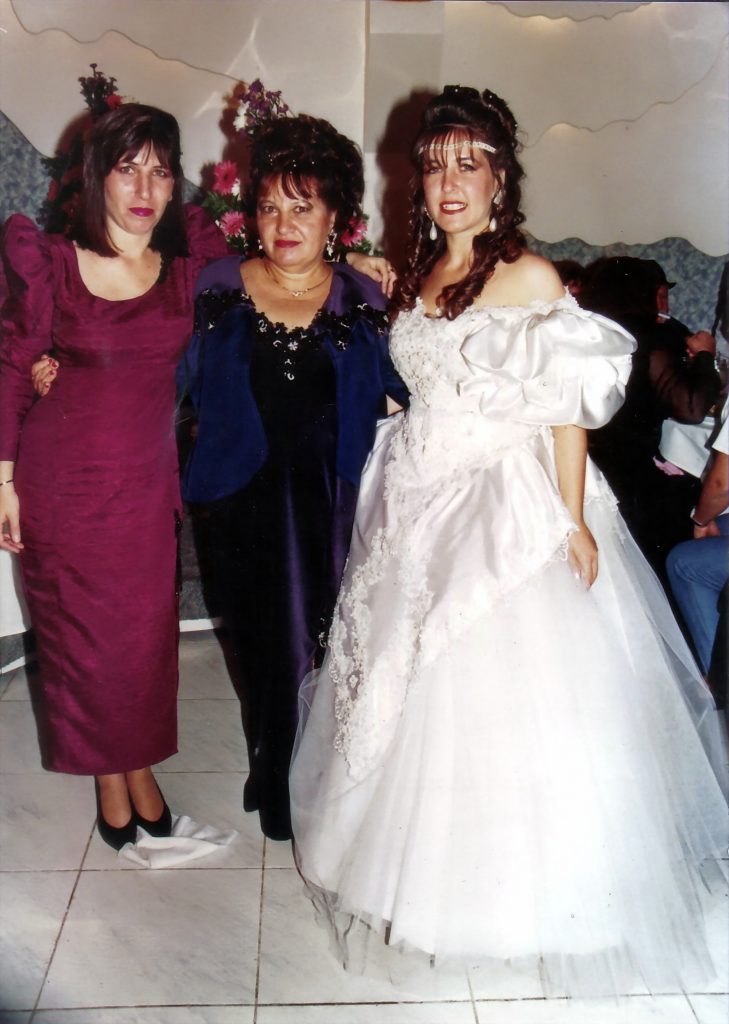 חיה ושתי בנותיה ביום חתונתה של שרה