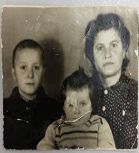 סבתא יהודית עם אחיה יהושע ואמה אילנה - התמונה לקוחה מהדרכון