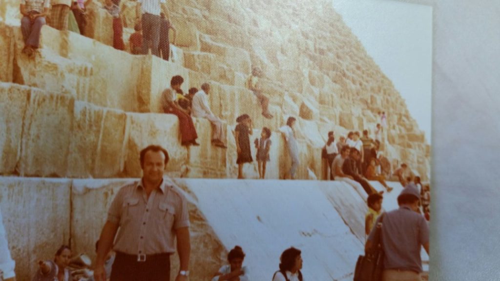 ליד הפירמידה בקהיר 1979