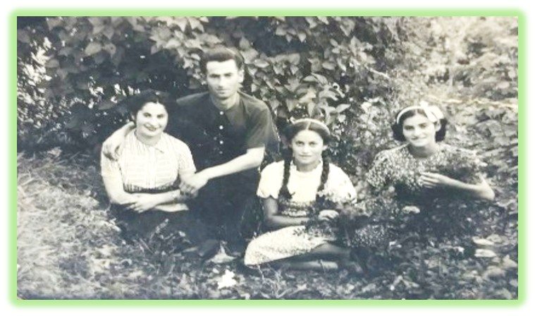אמי ואחיה, 1938