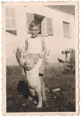 1951 - אחותי ואני בחזית הבית שלנו
