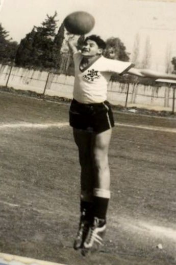 סבא בצעירותו במגרש הכדורגל, קופץ עם כדור 