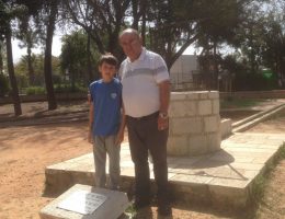 הבאר בבית הספר יגאל אלון שבקדימה לזכרו של אליהו יומטוביאן