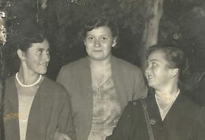 רחל עם חברותיה ברומניה (1956)