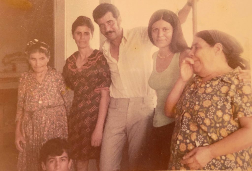 אסתר אחותו של ניסים, פנינה הבת, ניסים ומסודי, סבתא רבתא מימי ולמטה יושב איציק (ז'קי)בבית באופקים בשנות ה-70