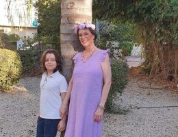 רותי מספרת לאוריה על חייה בתל אביב