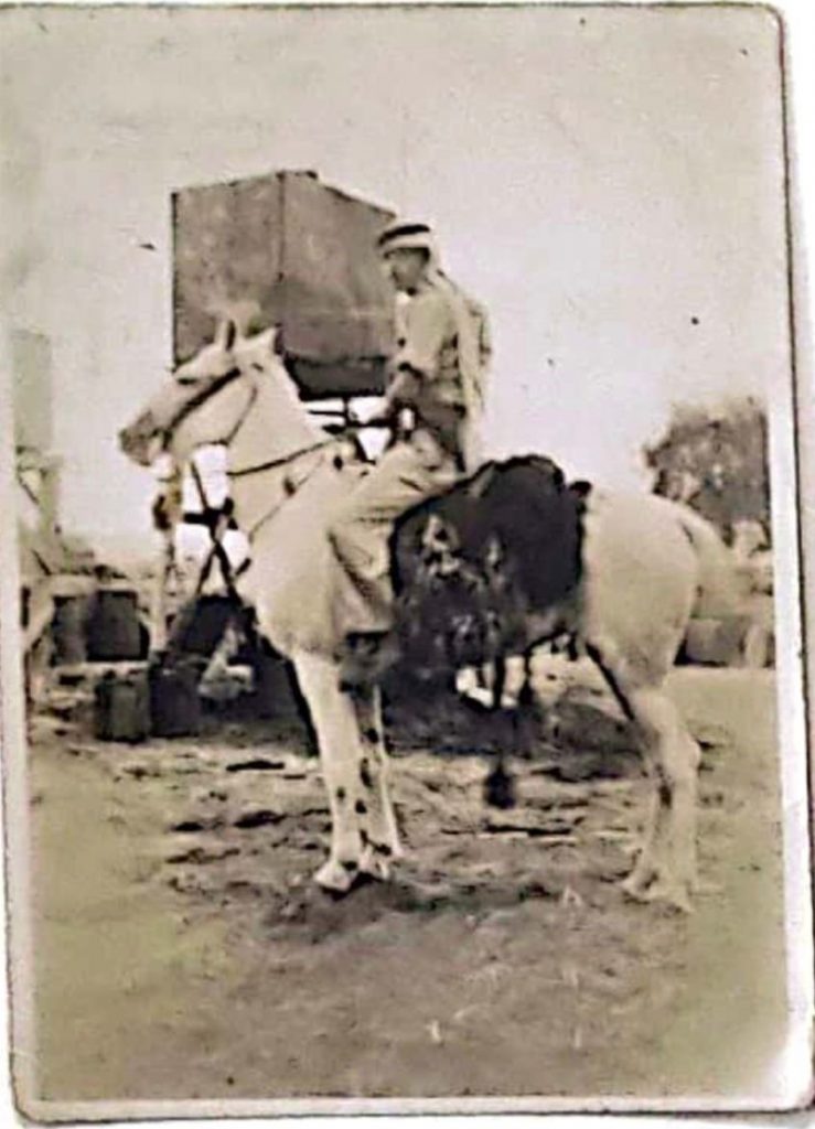 סבא רוכב על הסוסה "יתומה"