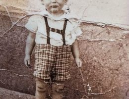 סבא צביקה עלה בגיל שמונה מרומניה