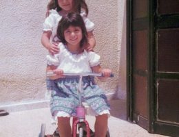 דודה אילנית מימוני – אני ואחותי תאומות זהות