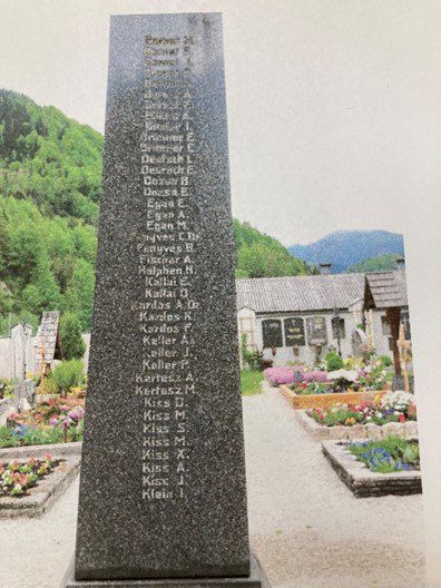 שמות הנרצחים היהודים על המצבה שעל קבר האחים בבית העלמין בגסטלינג. 7 בני משפחת ברנת רשומים למעלה.